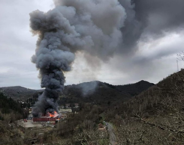 Във Франция се запали голям склад съхраняващ 900 тона литиеви