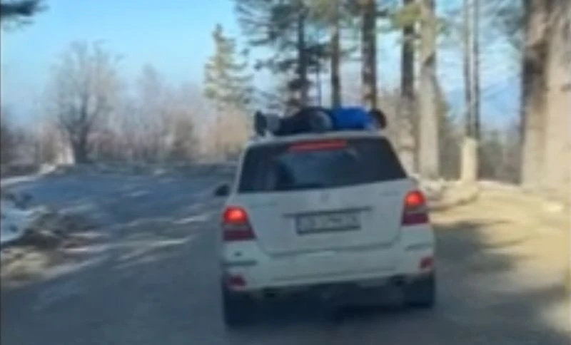 Прекалено екстремно видео: Човек се вози върху тавана на автомобил