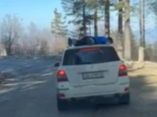 Прекалено екстремно видео: Човек се вози върху тавана на автомобил
