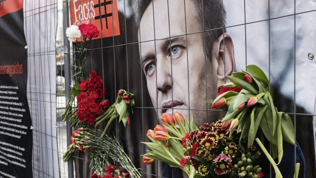 Тялото на Алексей Навални се охранява от полицията по него