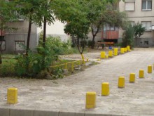 Новите антипаркинг колчета пак са изпочупени, съседи трошат наред