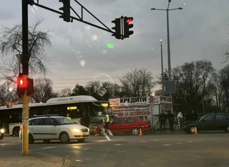 Автобусният шофьор, който отнесе три коли и се спря в будка вчера, вече е добре – какво казаха от частния превозвач