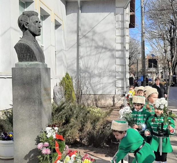 86 години пред паметника на Левски във Видин признателното поколение свежда глава