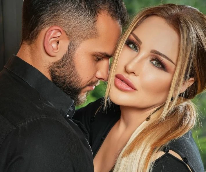 Рени с мистериозен мъж до себе си