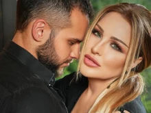 Рени с мистериозен мъж до себе си