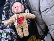 В памет на Навални: Демонстранти в Берлин морят Путин с вуду кукла