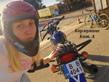След тротинетката Емили - Даниел се качва на мотор