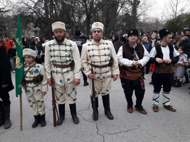 </TD
>С тържествена церемония и военен ритуал Пловдив почете 151 години
