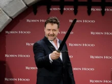 Той чупи и двата си крака, но продължава да снима сцените от емблематичен филм