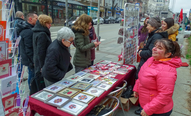 Благотворителен базар за мартенички има сред сергиите в центъра на Търново