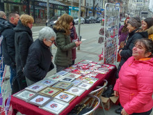 Благотворителен базар за мартенички има сред сергиите в центъра на Търново