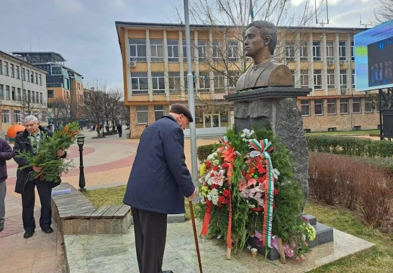 Венци и цветя в памет на Апостола бяха поднесени на паметника на Стария център в Смолян