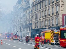 Многоетажна сграда се запали в центъра на Париж, има пострадали