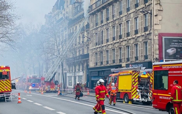 Впечатляващи стълбове черен дим се появиха в небето над Париж сутринта