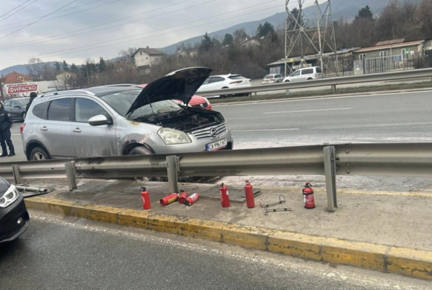 Автомобил горя преди естакадата на "Симеоновско шосе"