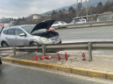 Автомобил горя преди естакадата на "Симеоновско шосе"