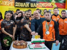 Със страхотна торта и парти посрещнаха медалистите в щангите в Русе