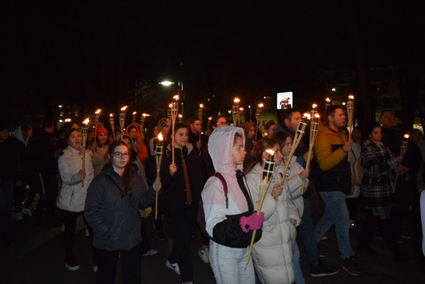 TD Ученическото факелно шествие в памет на Апостола на свободата се
