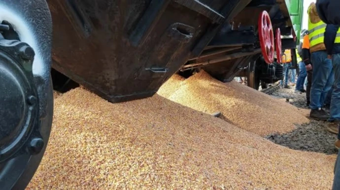 Полски фермери блокираха със зърно железопътната връзка с Украйна