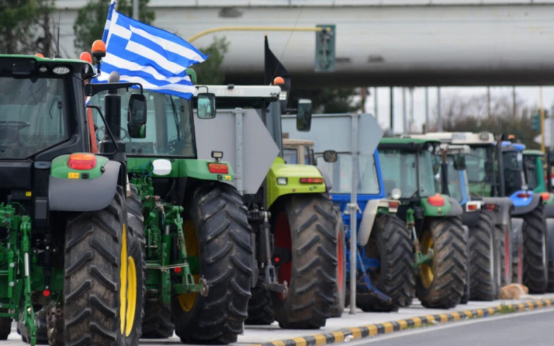 Гръцките фермери вкараха тракторите си в Атина, земеделци от цялата страна се стичат в столицата