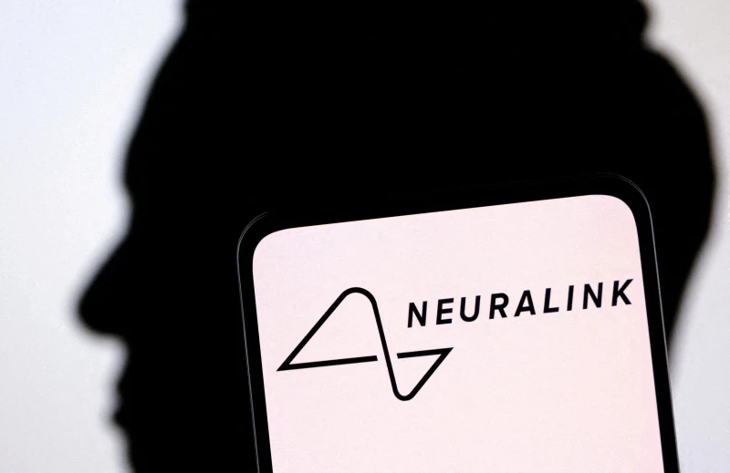 Първият пациент на Neuralink с чип в мозъка вече управлява компютърна мишка с ума си