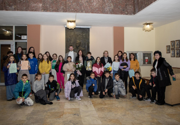 Ученици зарадваха ръководството на Община Стара Загора с послания и благодарности за добрите дела