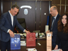 Кметът Николов и посланик Бердзенишвили с общо желание за по-добра свързаност на Бургас и Грузия