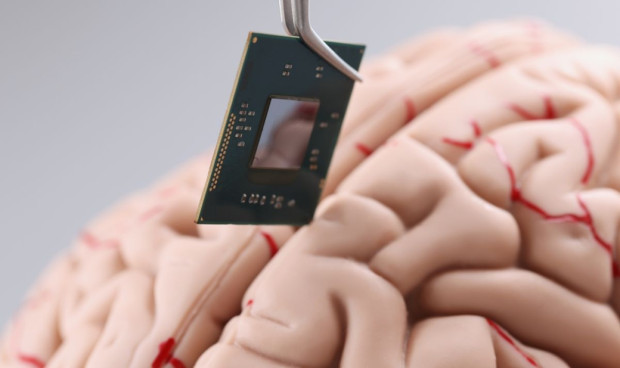 Първият човек имплантиран с чип от компанията Neuralink на Илон Мъск за
