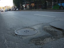 Запълват дупките по "Цар Борис III Обединител", отворили се след дъждовете