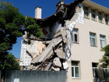 Община Казанлък осъди три застрахователни компании заради срутването на Математическата гимназия