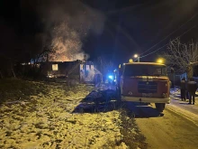 Къща изгоря наполовина, заради небрежност при боравене с открит огън