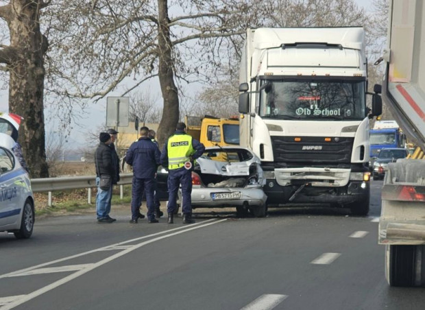 </TD
>Катастрофа между тир и пловдивски лек автомобил се е случил