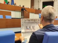 Костадинов съсредоточен в "Российская газета", докато от ПП-ДБ четат декларация за смъртта на Навални
