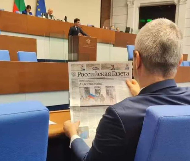 Лидерът на Възраждане демонстративно чете руския вестник Российская газета докато