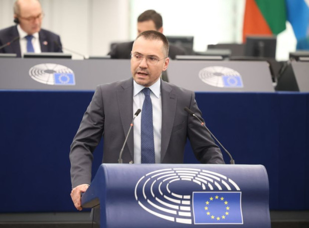 Днес българският представител в Европейския парламент Ангел Джамбазки изпрати въпроси