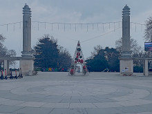 Кметът обясни защо Коледната украса все още краси Варна