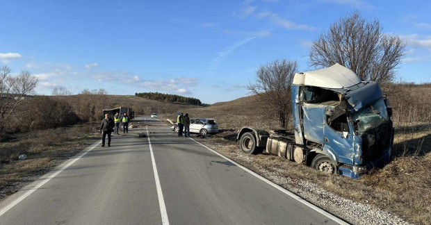 Катастрофа между две коли и камион затвори пътя София