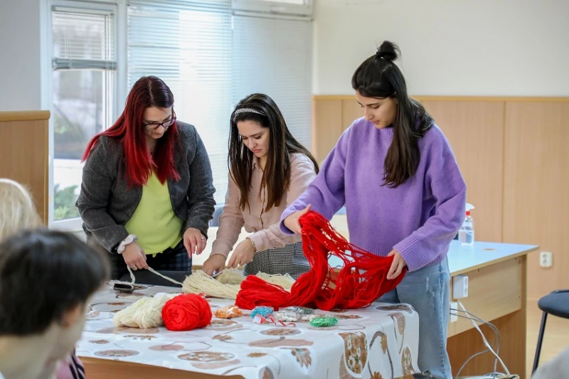 Чуждестранните студенти участваха в изработване на мартеници във Варна