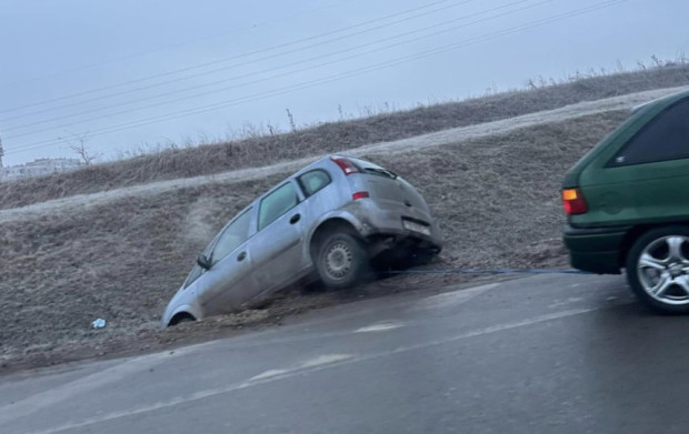 Няма край: Автомобил отново излетя от пътя и спря в канавката на кръговото Люлин/Банкя