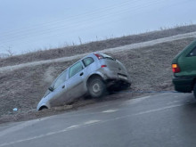 Няма край: Автомобил отново излетя от пътя и спря в канавката на кръговото Люлин/Банкя