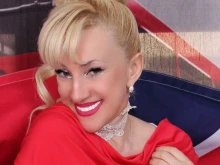 Сашка Васева блесна с нова 24-каратова усмивка