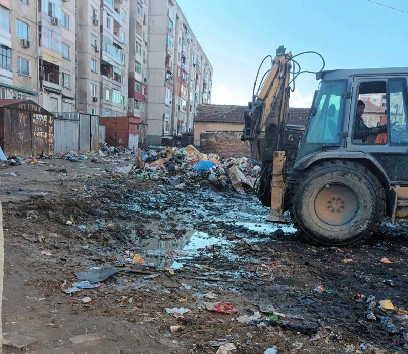 Чистят тонове боклуци от "Столипиново" в Пловдив със съдействието на полицията
