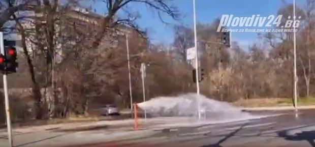 TD Хидрант на бул България излива стотици кубика вода на пътя