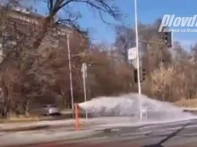 Уличен хидрант бълва вода "на пожар"