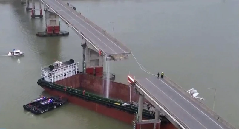 Шлеп се удари в мост в Китай, най-малко двама души са загинали, трима са в неизвестност