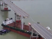 Шлеп се удари в мост в Китай, най-малко двама души са загинали, трима са в неизвестност