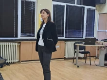 Съдия Росица Тончева си поговори с ученици от Техническата гимназия във Варна за престъпленията в интернет