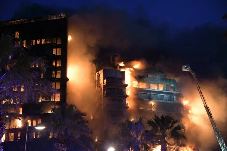 Гори 14-етажна жилищна сграда във Валенсия: Екипи на пожарната се опитват да евакуират хората