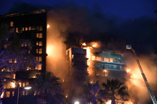 Пожар е избухнал около 17 30 часа на петия етаж