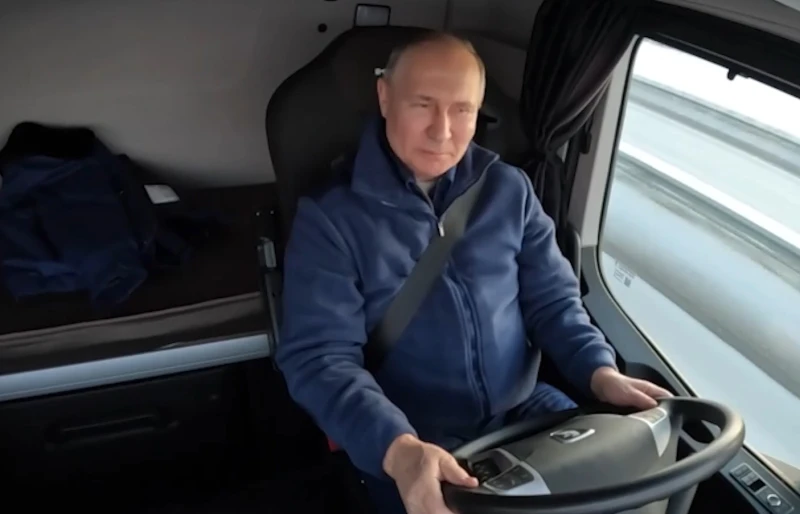 Кремъл публикува видео, на което Путин кара КамАЗ